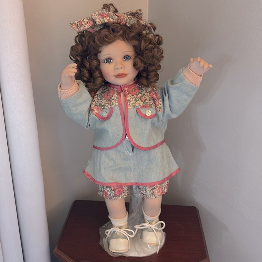 Beautiful vintage 1995 Miss Hollywood Collectible doll!